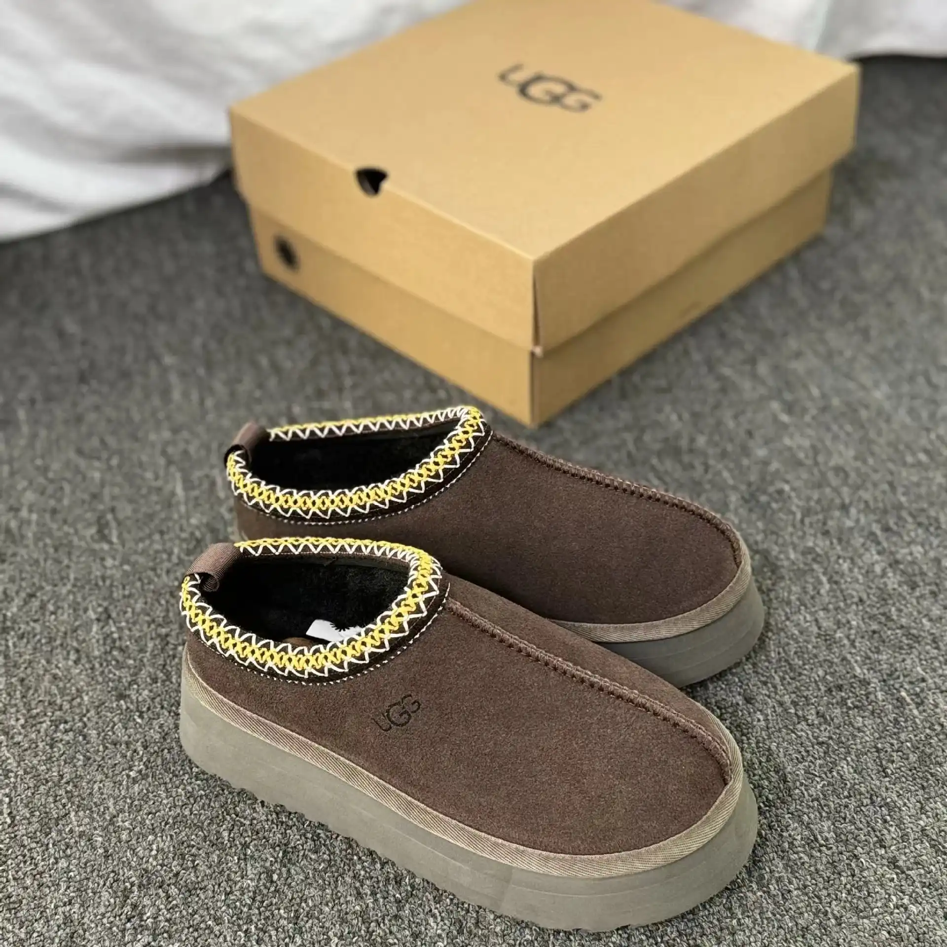 UGG Classic Slipper [7 styles] — foto 10 de 12