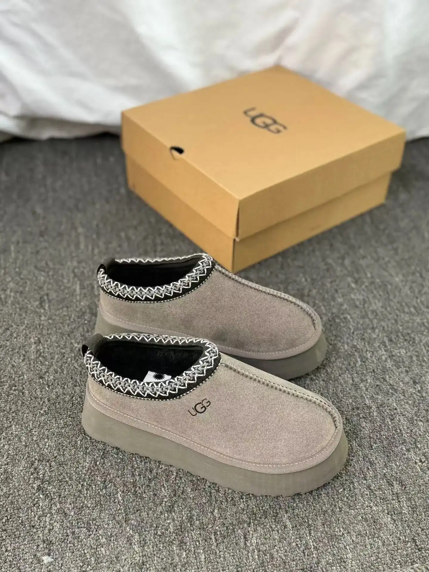 UGG Classic Slipper [7 styles] — foto 11 de 12