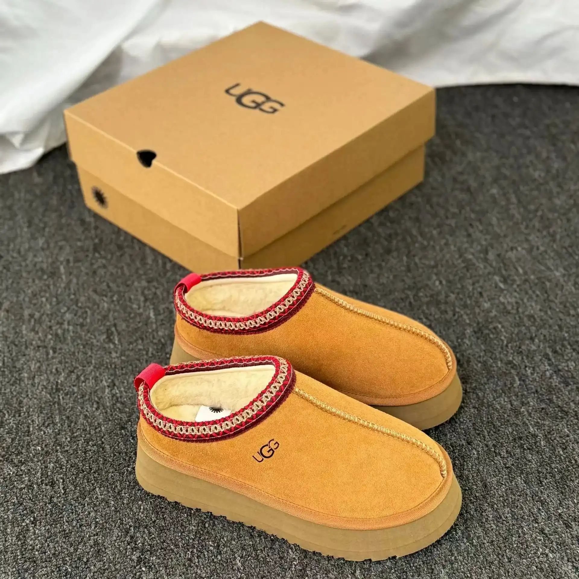 UGG Classic Slipper [7 styles] — foto 12 de 12