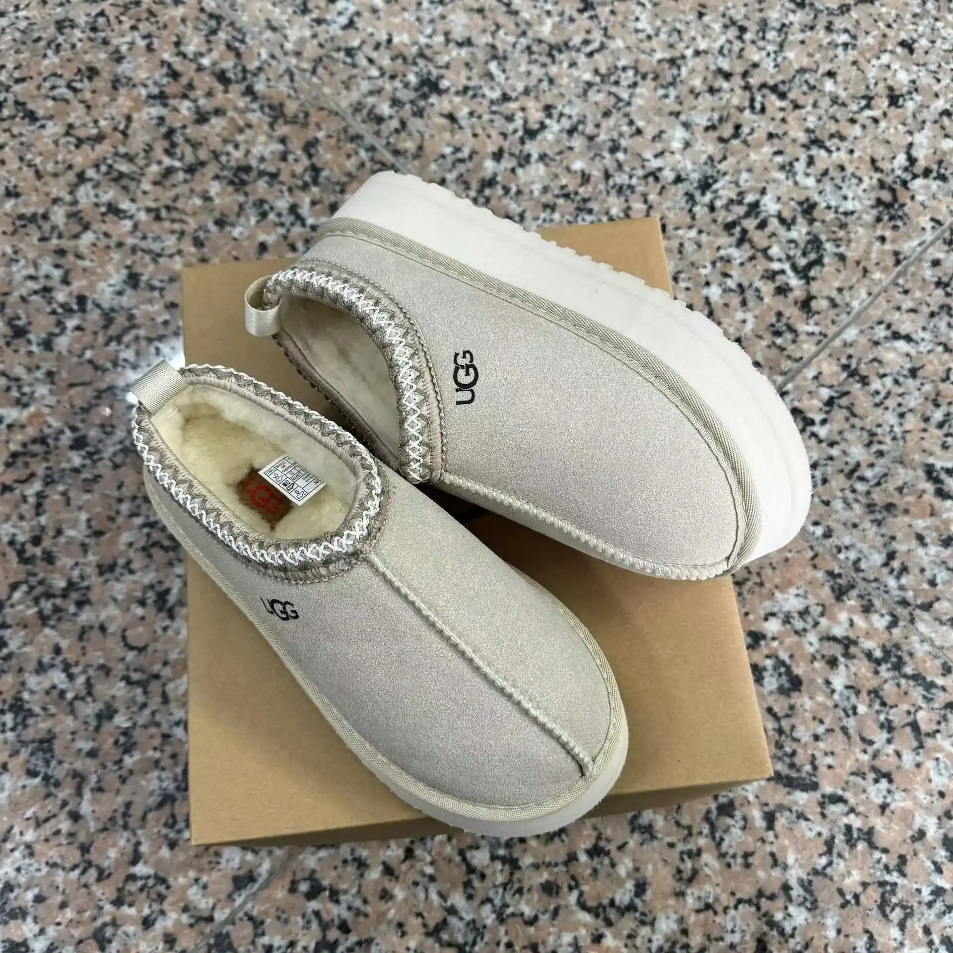 UGG Classic Slipper [7 styles] — foto 5 de 12