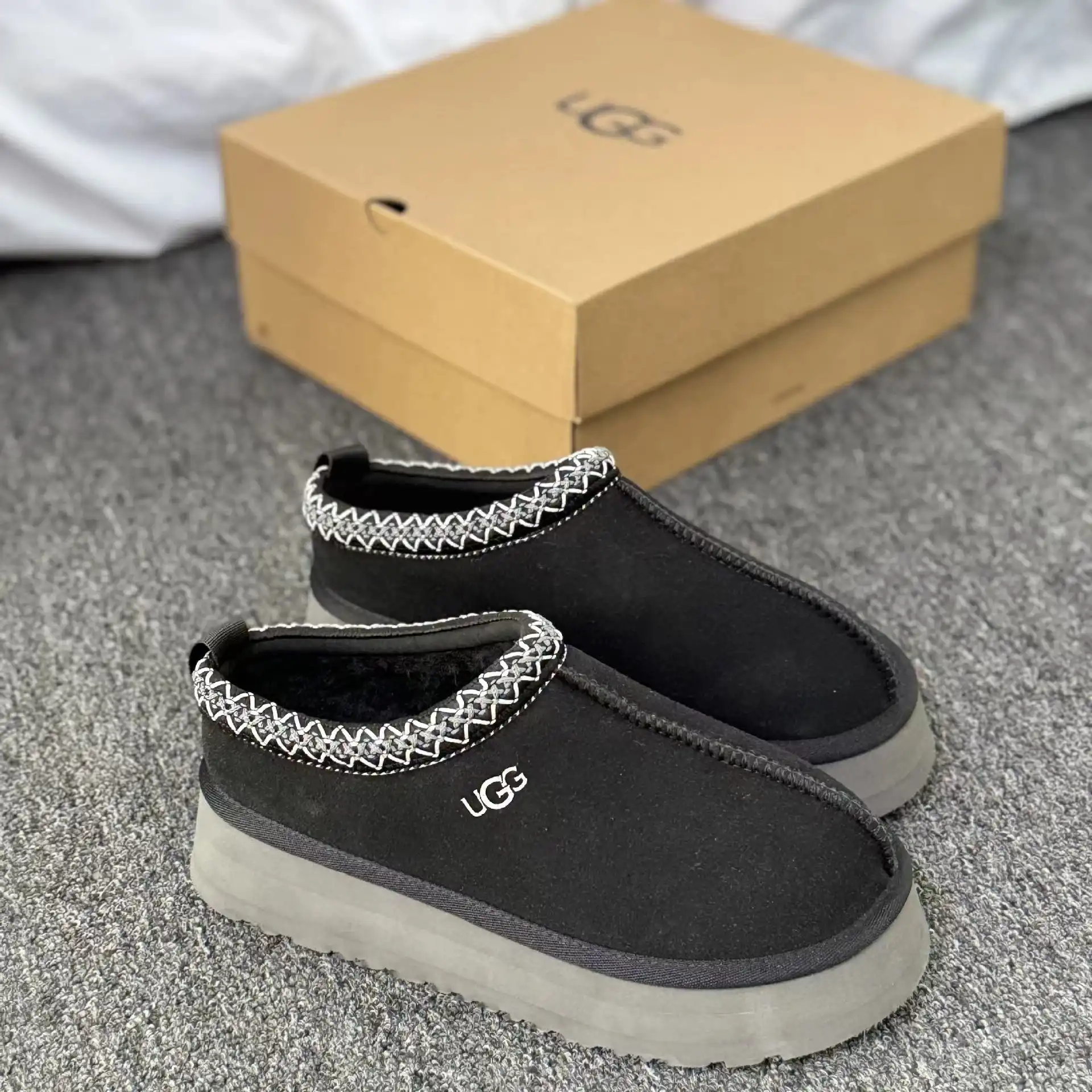 UGG Classic Slipper [7 styles] — foto 8 de 12