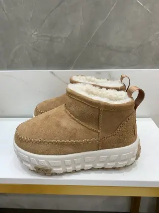 UGG Platform Boots and Sneakers [Multiple Styles] — foto 13 de 13