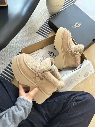 UGG Platform Boots and Sneakers [Multiple Styles] — foto 3 de 13
