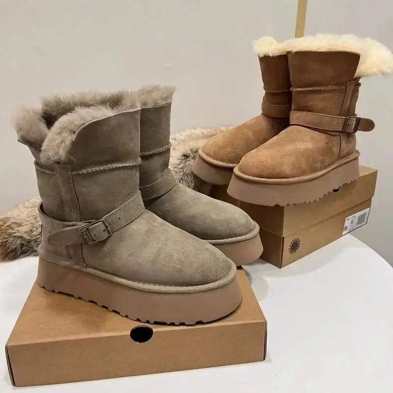 UGG Platform Boots and Sneakers [Multiple Styles] — foto 4 de 13