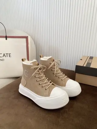 UGG Platform Boots and Sneakers [Multiple Styles] — foto 7 de 13