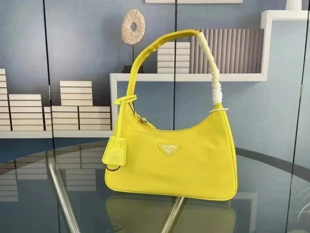 Prada Re-Edition 2005 Nylon Shoulder Bag [33 styles] — foto 10 de 14