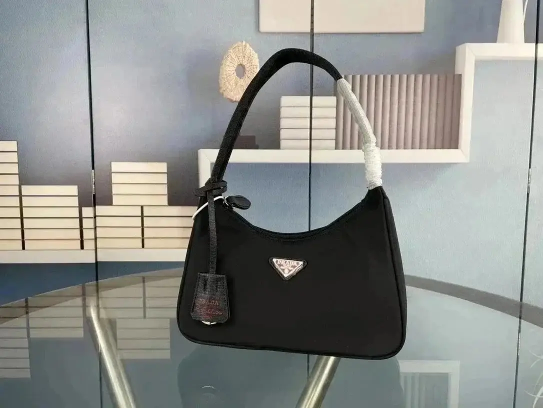 Prada Re-Edition 2005 Nylon Shoulder Bag [33 styles] — foto 12 de 14