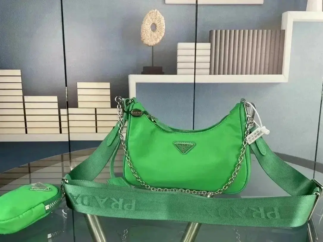 Prada Re-Edition 2005 Nylon Shoulder Bag [33 styles] — foto 5 de 14