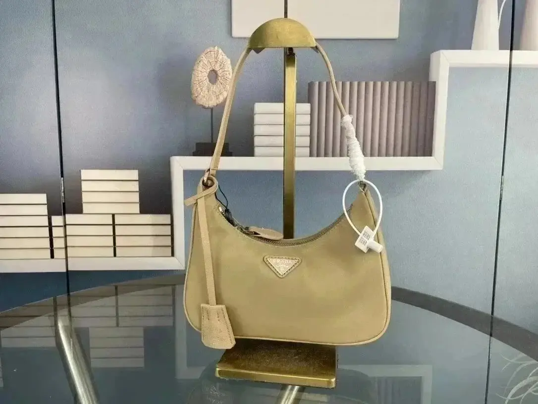 Prada Re-Edition 2005 Nylon Shoulder Bag [33 styles] — foto 7 de 14