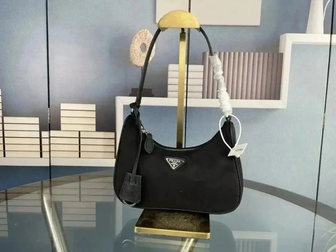 Prada Re-Edition 2005 Nylon Shoulder Bag [33 styles] — foto 9 de 14