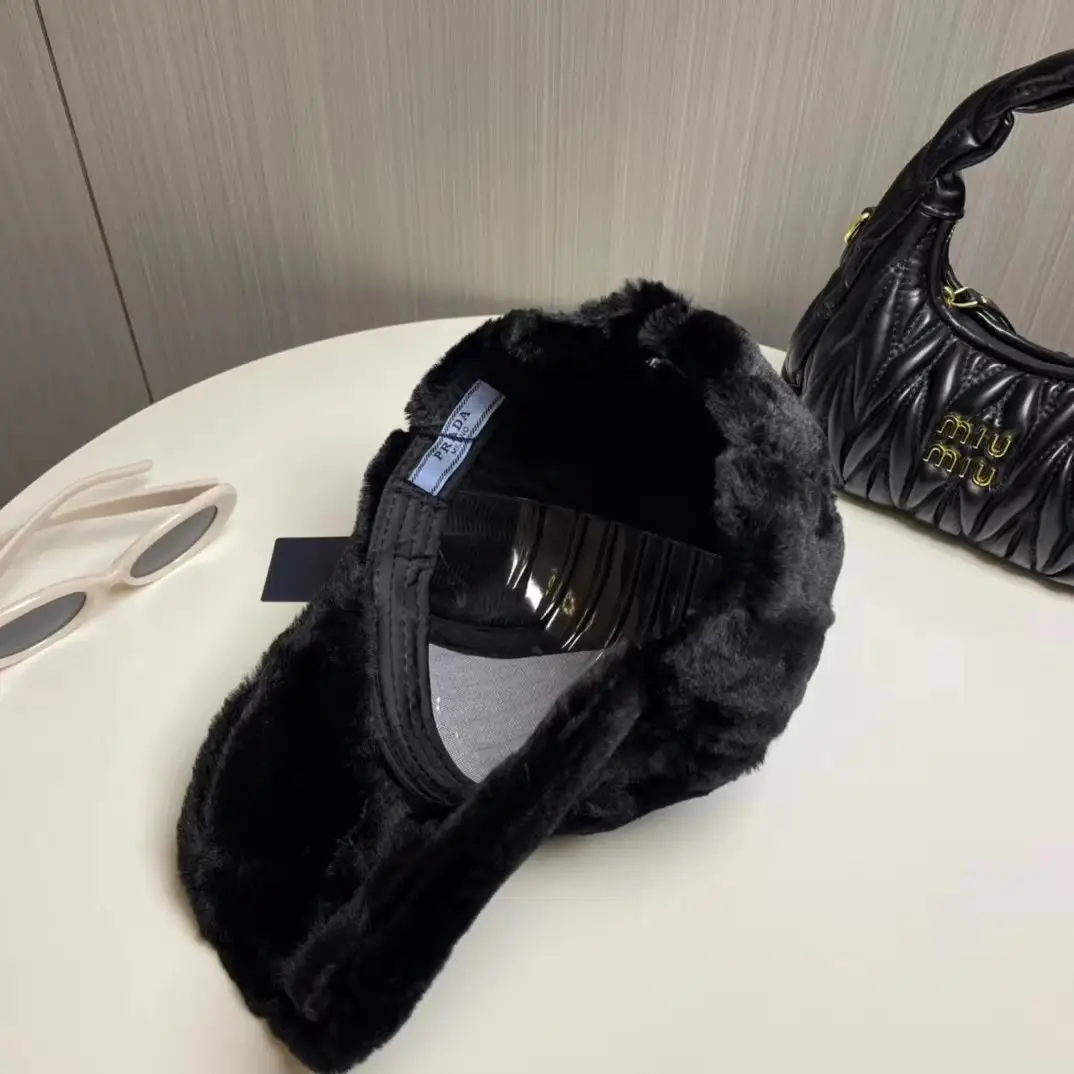 Prada Re-Nylon Faux Fur Baseball Cap — foto 7 de 12
