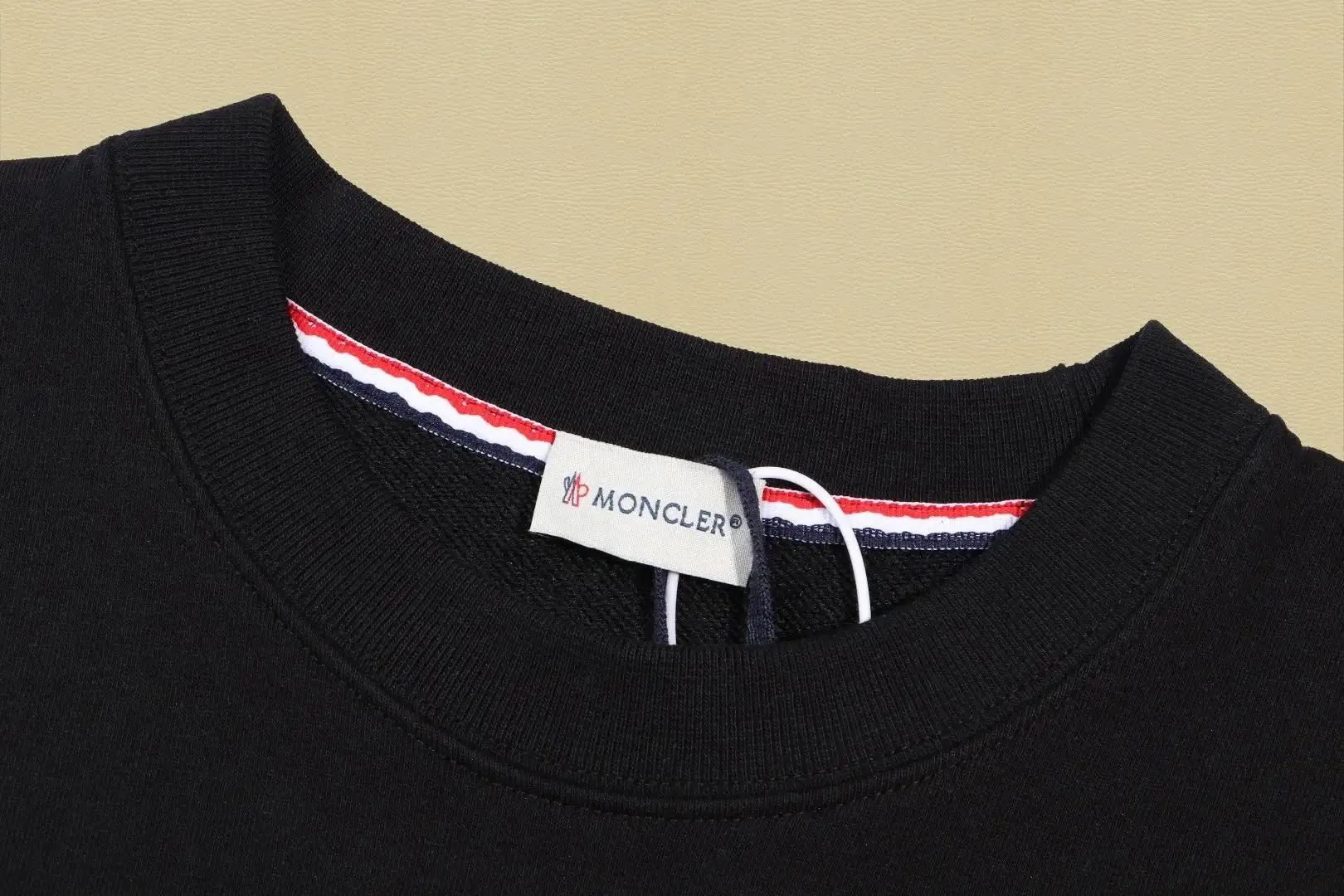 Moncler Black Sweatshirt with Logo Patch - Luxury Fashion for Men and Women — foto 3 de 14
