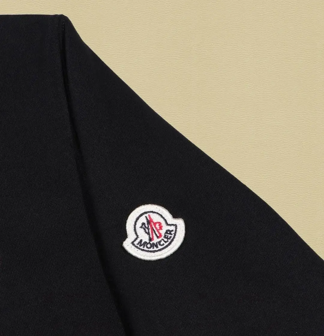 Moncler Black Sweatshirt with Logo Patch - Luxury Fashion for Men and Women — foto 5 de 14
