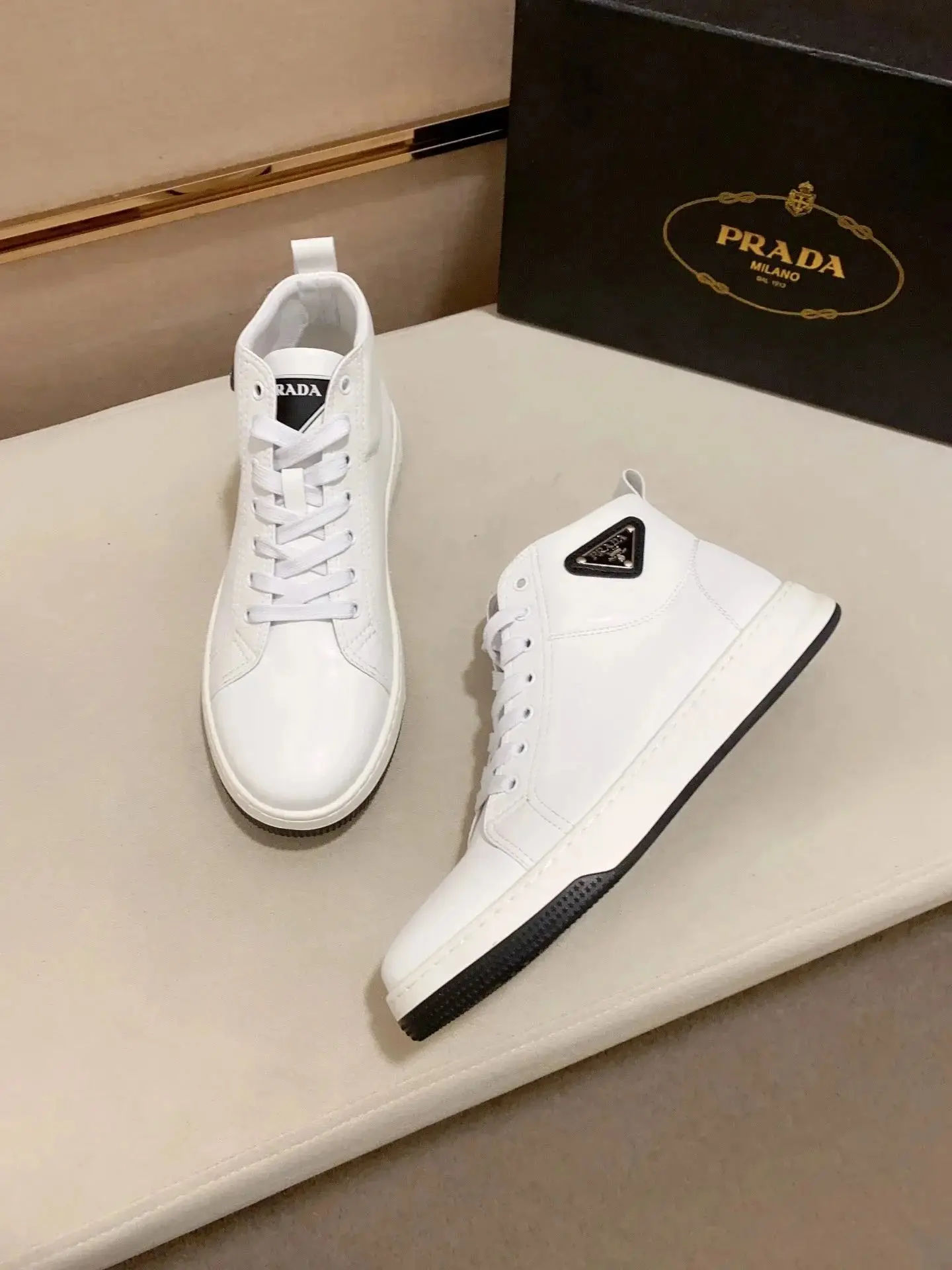 Prada Linea Rossa Sneakers — foto 2 de 14