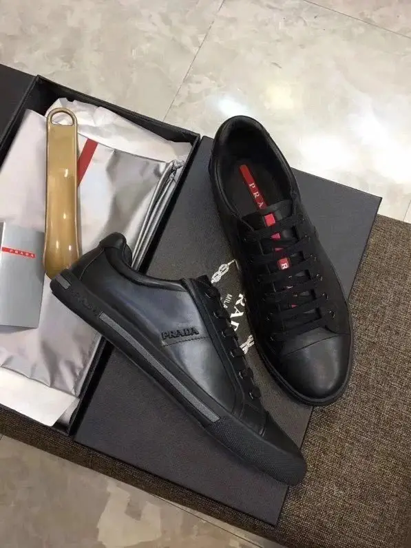 Prada Linea Rossa Sneakers — foto 4 de 14
