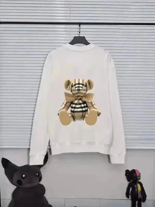 Burberry Check Print & Teddy Bear Graphic Sweatshirts — foto 4 de 11