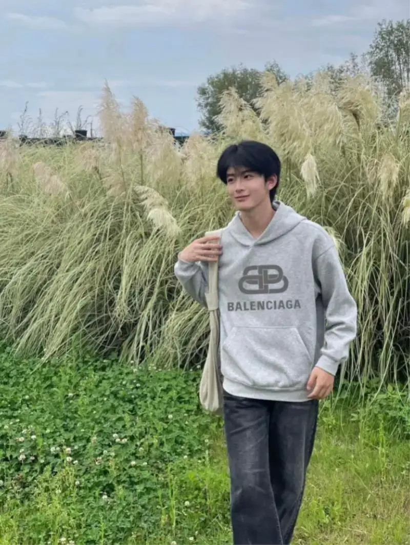 Balenciaga BB Logo Hoodie — foto 9 de 13