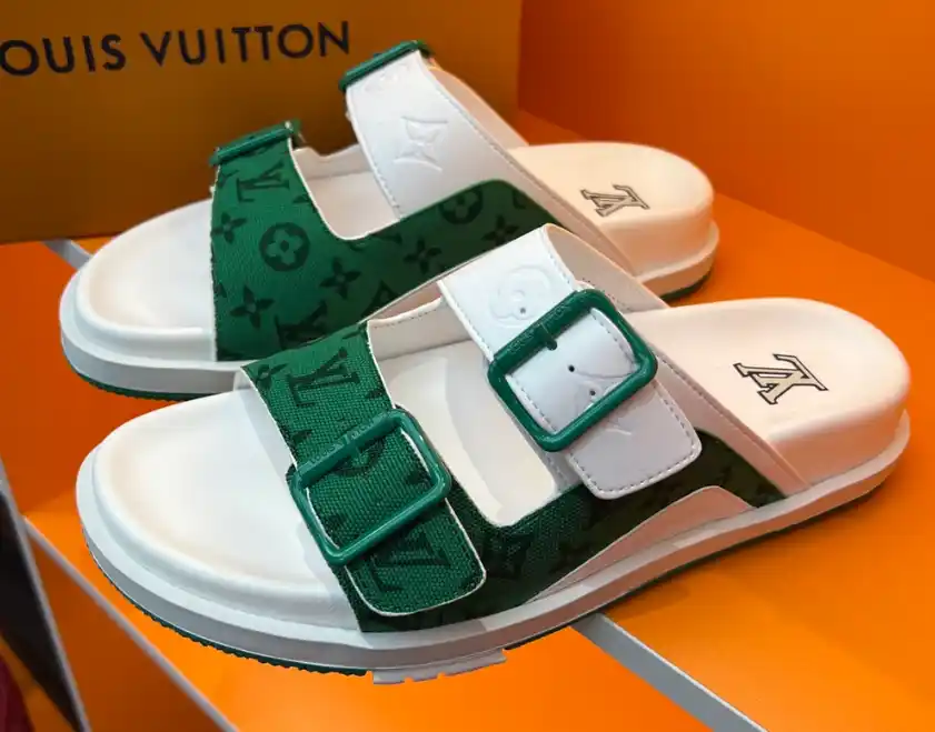 LV slippers — foto 2 de 15