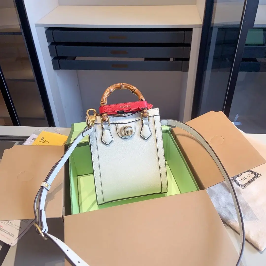 Gucci Handbags [5 styles] — foto 2 de 5