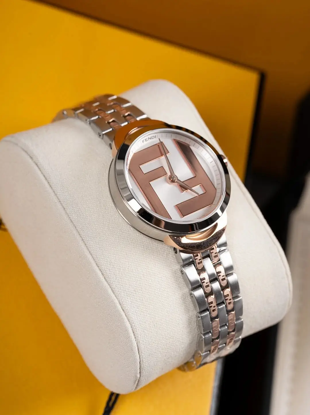 Fendi Quartz Watch [3 styles] — foto 5 de 6
